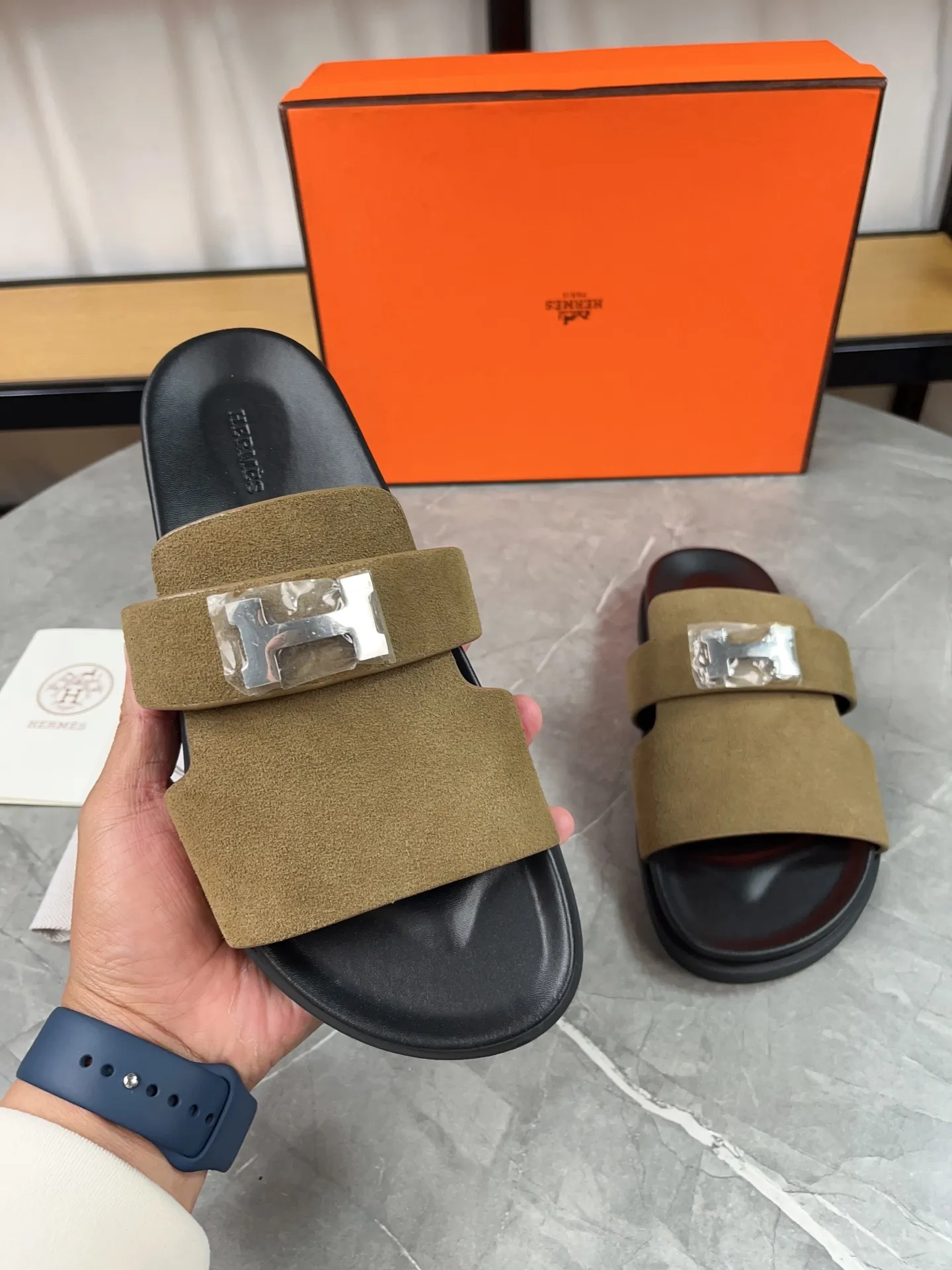 p440🐮🐮H family classic (couples) buckle slippers ✅ Hermes Hermes spring and summer sandals series! Classic style, always popular slippers - sandals, great with any combination! ! ! Upper: imported palmprint PU inner lining: imported mixed sheepskin Outsole: Tpu non-slip and wear-resistant outsole Female size: 35-40 (41 customized) Male size: 39-45 (39.45 customized)
